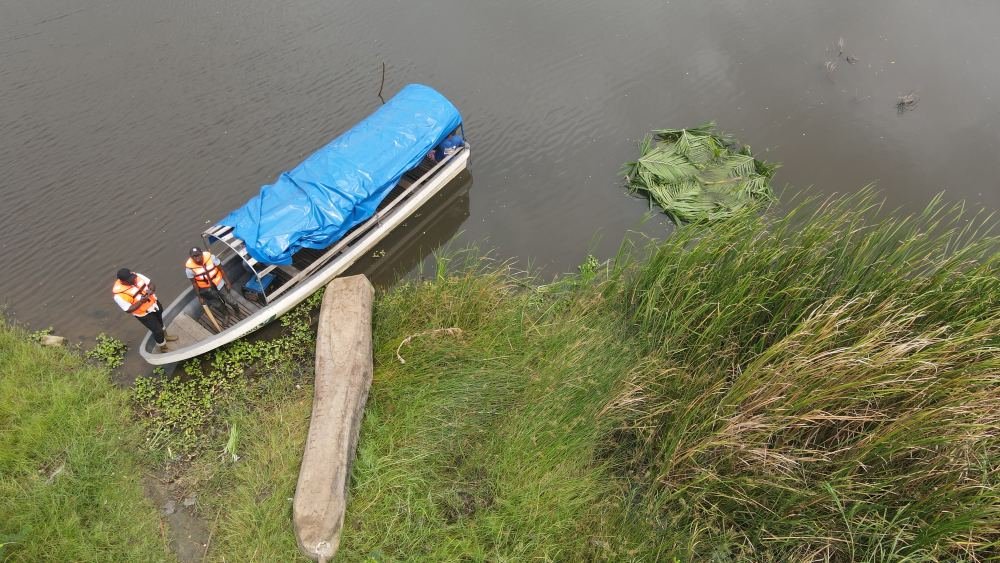 Équipe en bateau sur une lagune, vue de drone
