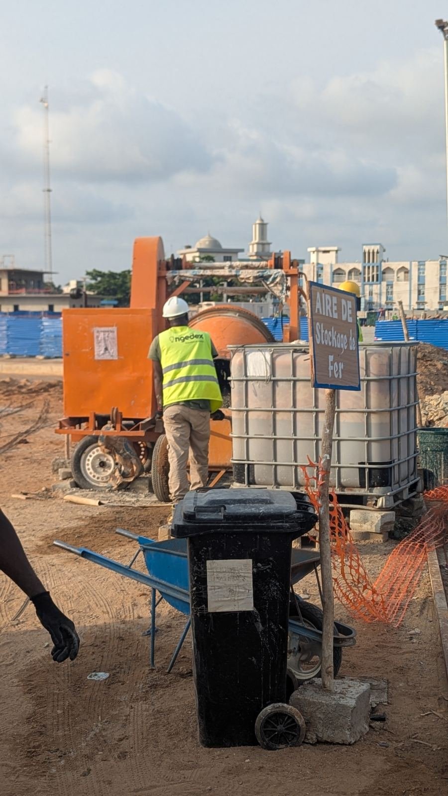 Technicien INGEDEX en gilet sur un chantier
