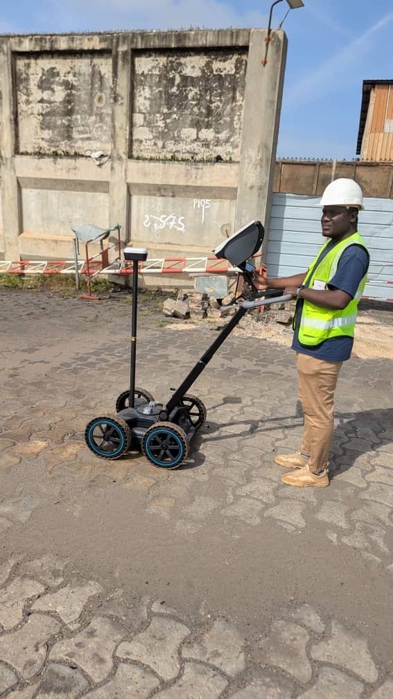 Technicien utilisant un géoradar sur des pavés