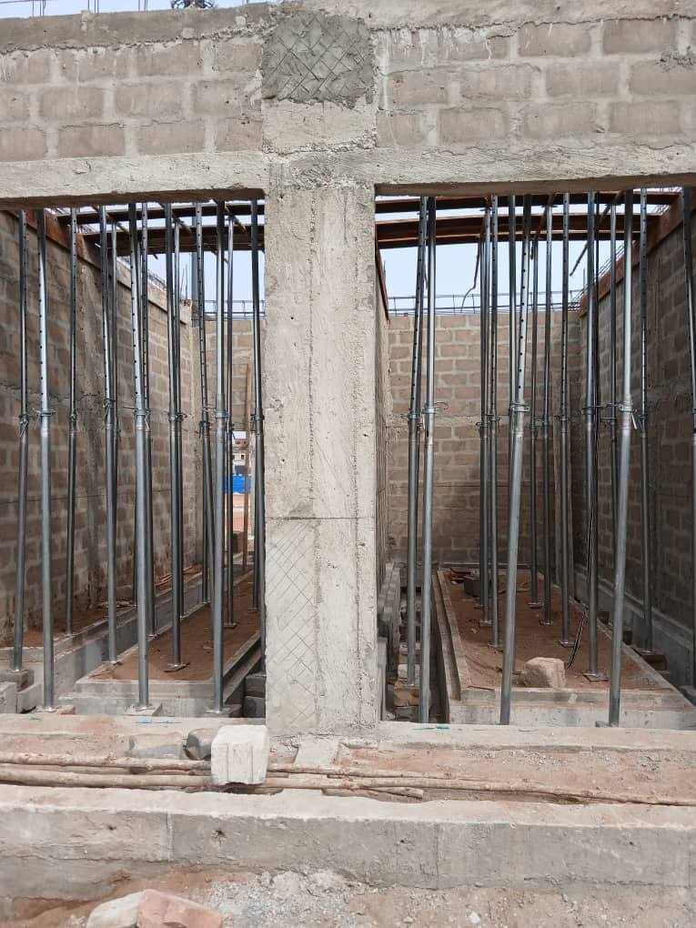 Poteaux et voiles en béton sur un chantier