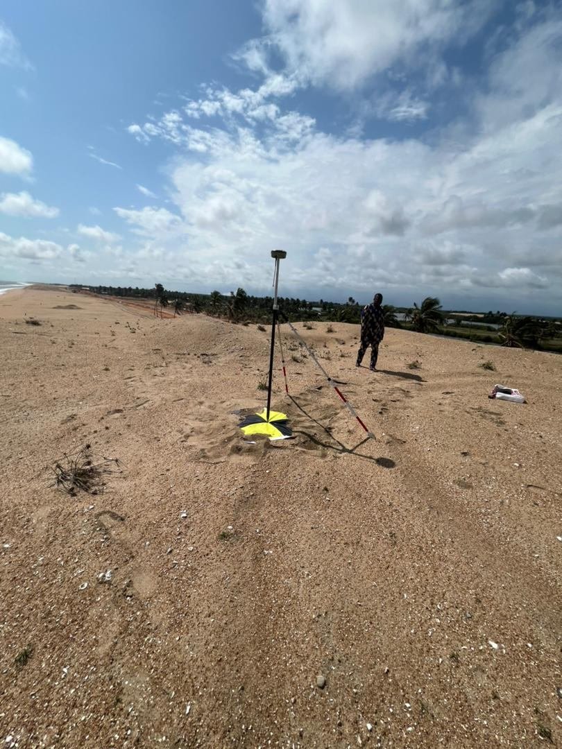 Récepteur GNSS installé sur un terrain sableux